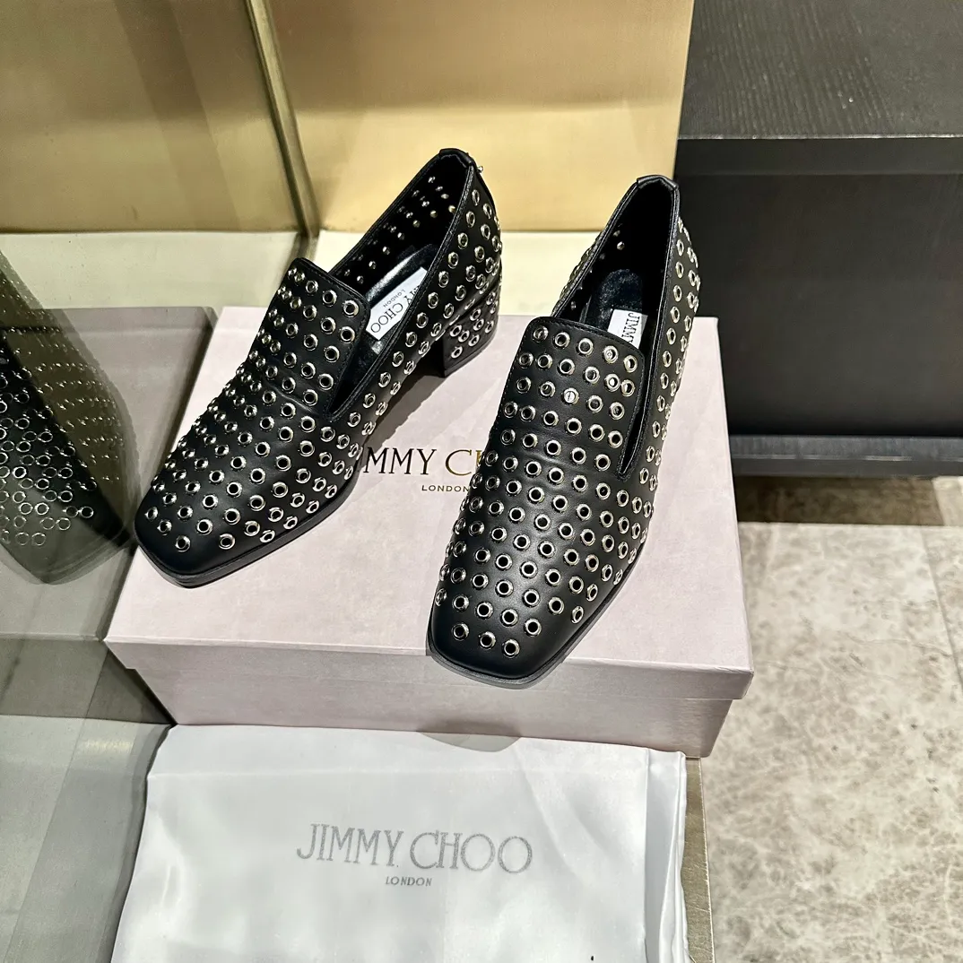 👟👟Ex-factory price 660👟👟 The new JIMMY CHOO, Loaf shoes, exclusive sale, rivet decoration design style is very unique, designed with the latest technology, strong three-dimensional effect👍Multiple technologies are integrated together, subverting fashion, super stylish! The combination is super beautiful. The original version is 1:1, versatile and trendy, both salty and sweet! Size: 35-40 Outsole: Leather outsole